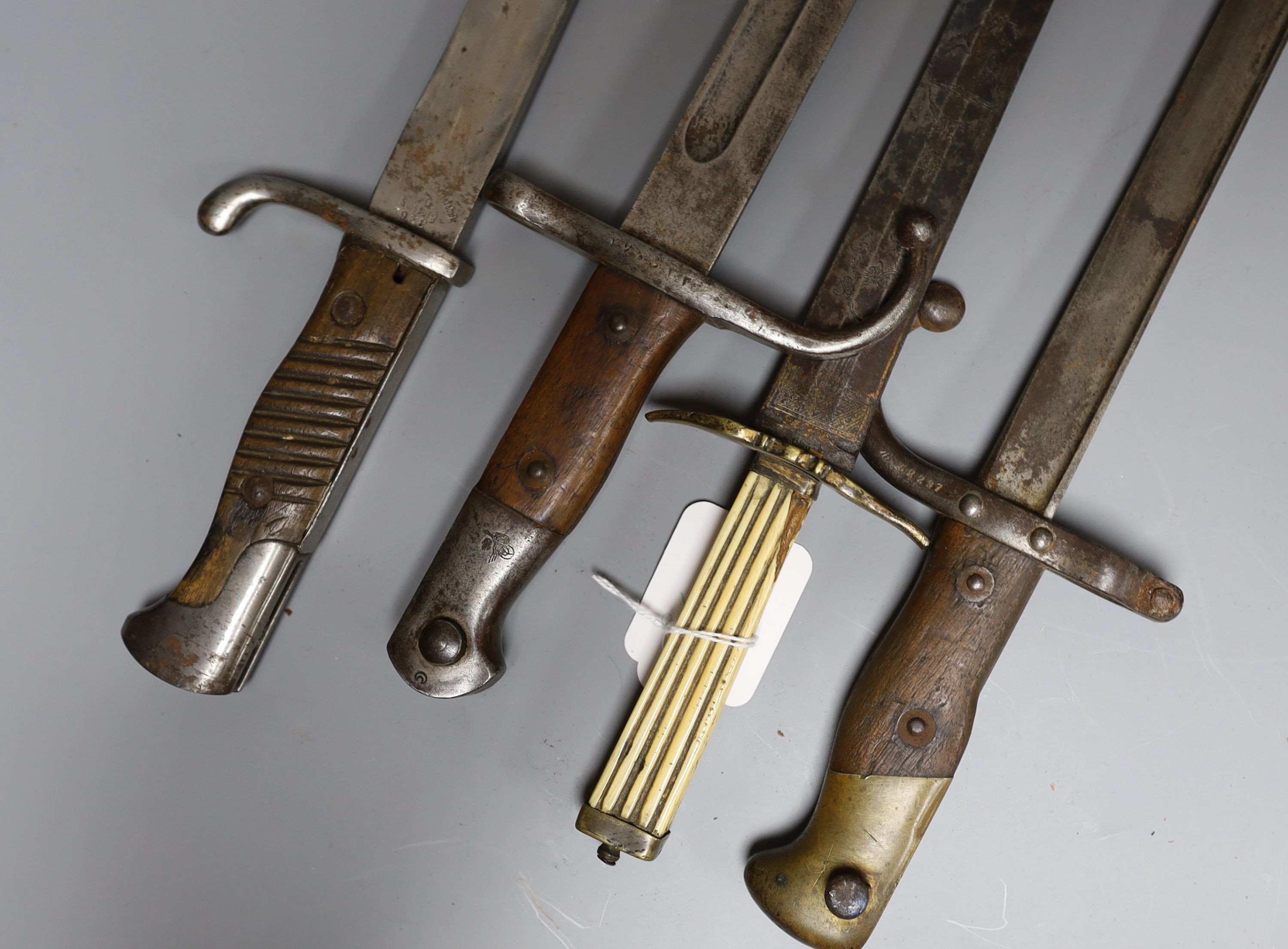 A German bayonet Model 1898/05, a Turkish 1890 pattern bayonet, a French M1874 Gras Bayonet (St. Etienne, Avril 1877) and a German hunting hanger with ivory handle (4)